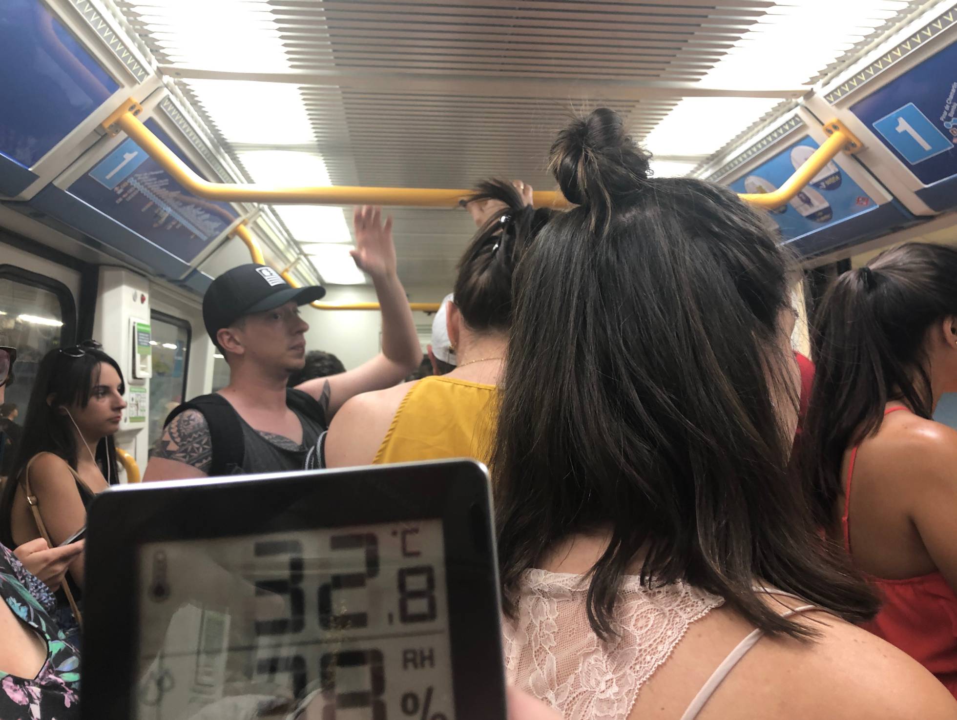De la chaquetilla al abanico: 10 grados de diferencia de temperatura en vagones del Metro de Madrid