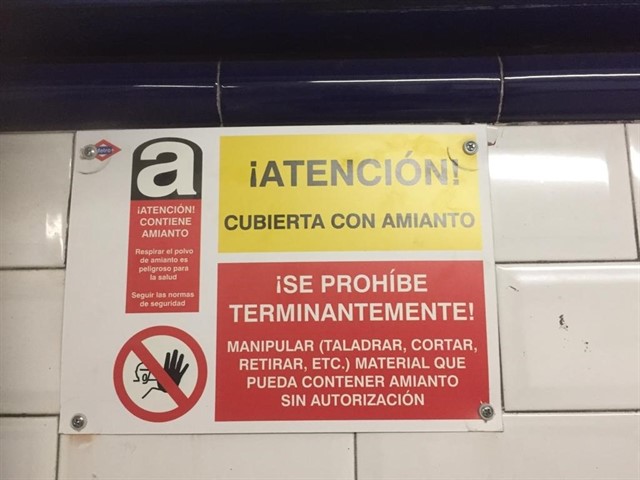 Metro coloca en el pasillo de la línea 10 de Tribunal un cartel donde alerta de cubierta con amianto y prohíbe tocarla