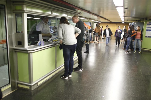 Metro ensaya dejar las puertas de acceso abiertas para mejorar el tránsito de viajeros y ahorrar en mantenimiento