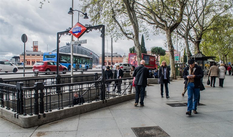 Los trenes de la línea 1 de Metro no paran en Atocha debido a la aglomeración de personas por la huelga feminista