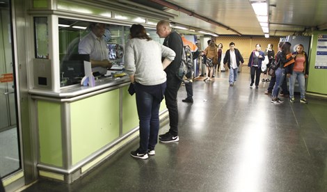 Los viajeros de Metro subieron en febrero un 6,2% mientras que los de la EMT cayeron un 5,4%